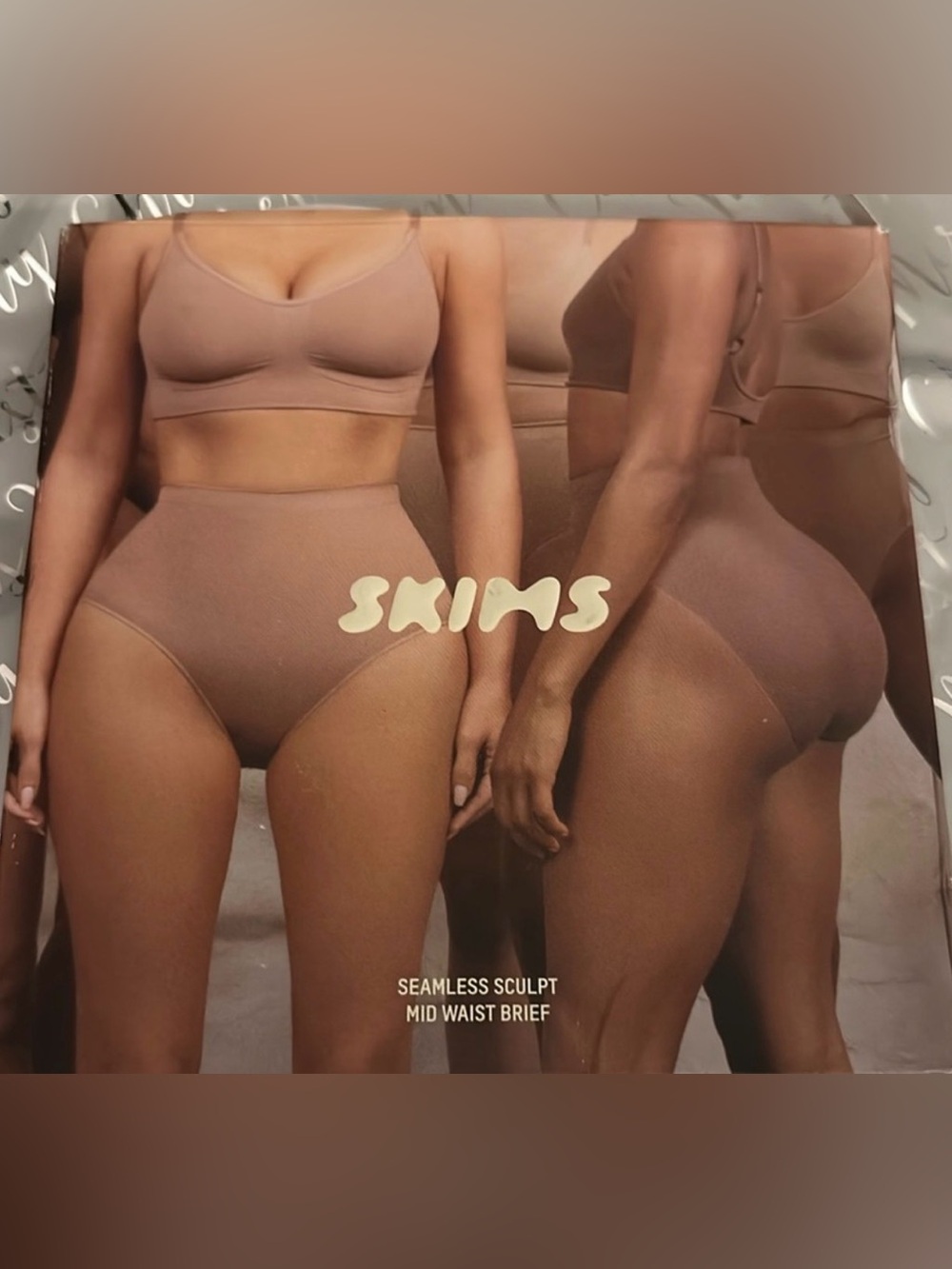 NWT. Skims. Seamless Sculpt mid Waist Brief. Color: Mica‎ Size: Large